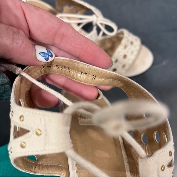 Stuart Weizmann sz 11N Circular strappy studded kitten heels in cream leather - Picture 9 of 15